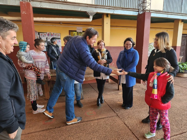 Héctor Decut con los vecinos de Apóstoles que se acercaron al operativo.
