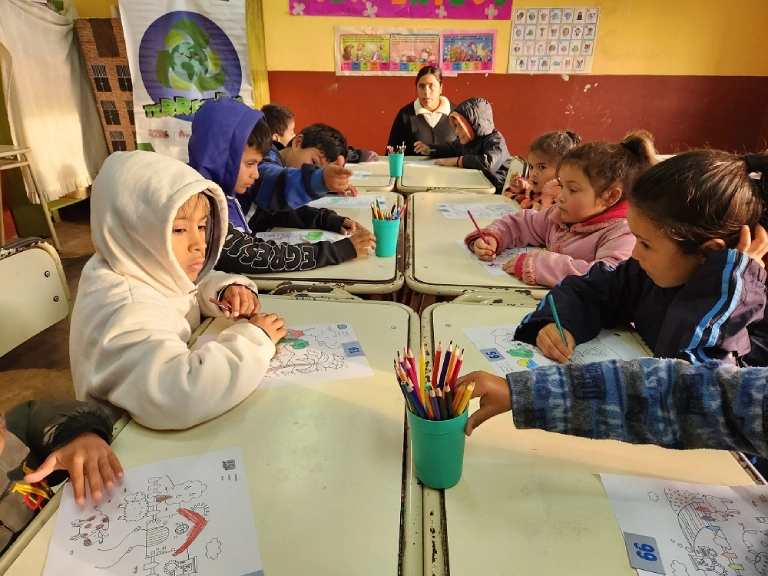 Hibo espacio para que los niños se entretengan dibujando y pintando.