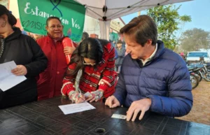 Héctor Decut colabora durante el operativo de Estamos con Vos en Apóstoles.