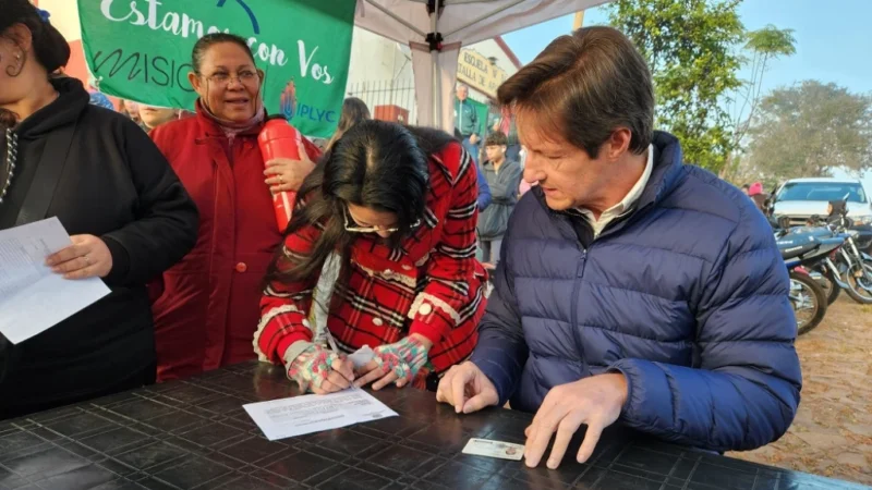 Héctor Decut colabora durante el operativo de Estamos con Vos en Apóstoles.