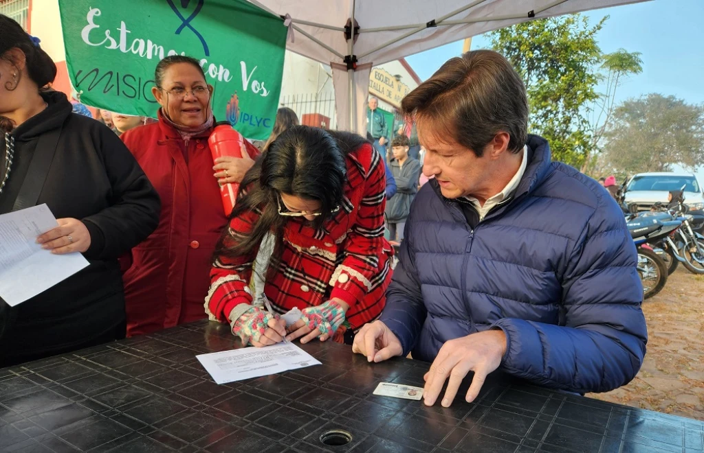 Héctor Decut colabora durante el operativo de Estamos con Vos en Apóstoles.
