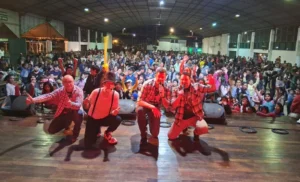 Equipo de Gurises Felices en el escenario durante el show en la Expo Dulce y Sabores.
