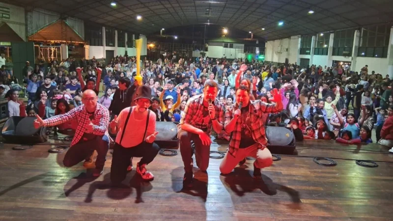 Equipo de Gurises Felices en el escenario durante el show en la Expo Dulce y Sabores.