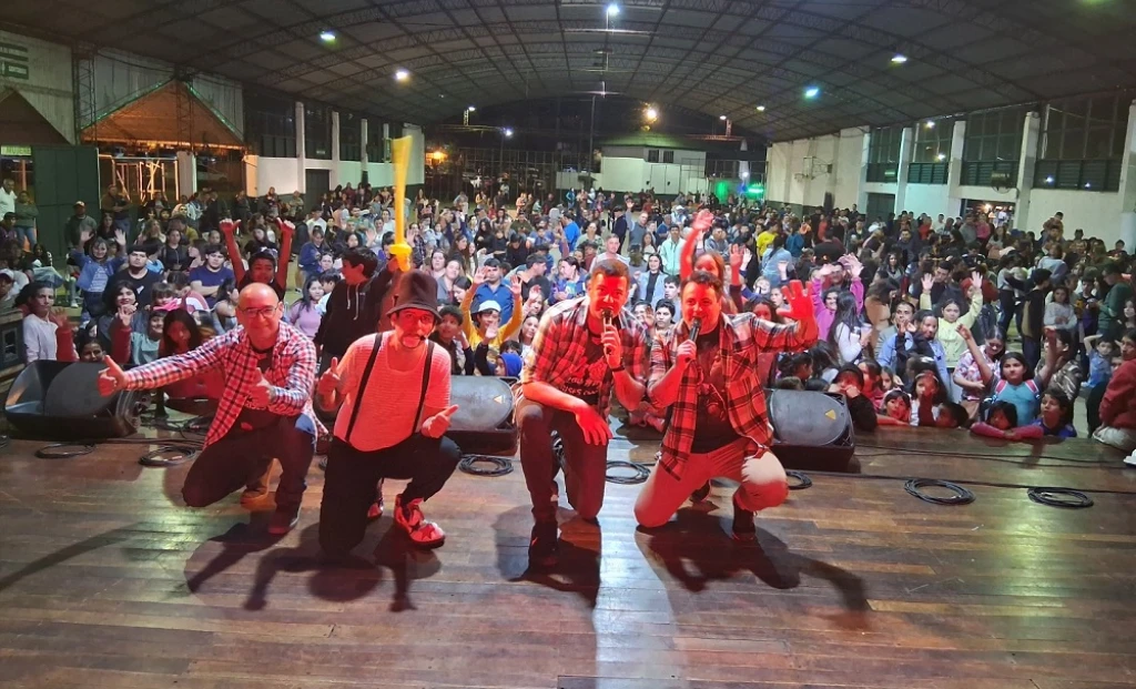 Equipo de Gurises Felices en el escenario durante el show en la Expo Dulce y Sabores.