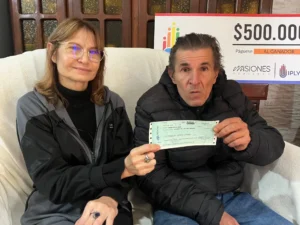 Marcelo, junto a su hermana sonríen con su cheque. Con el premio del Inclusivo arreglará el techo de su casa.