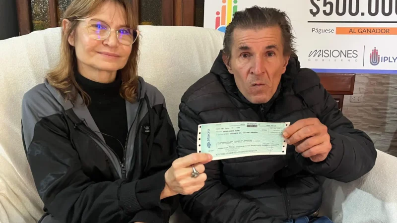 Marcelo, junto a su hermana sonríen con su cheque. Con el premio del Inclusivo arreglará el techo de su casa.