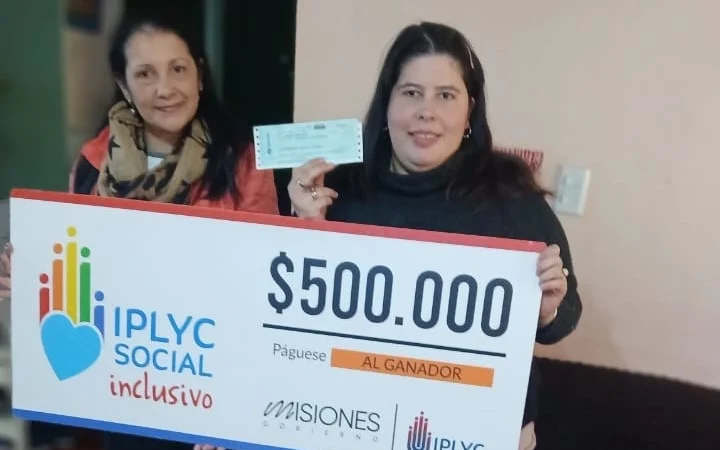 Bárbara y su mamá sonríen con su cheque. Con el dinero quiere cambiar su teléfono.