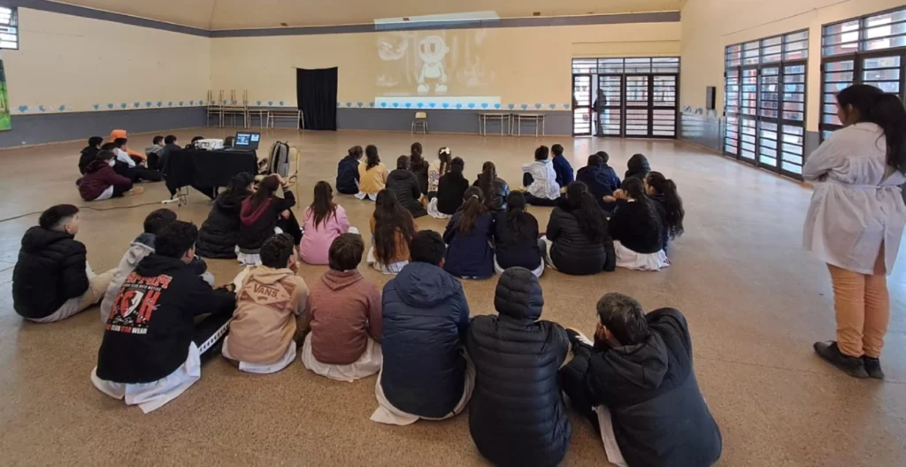 Alumnos de la Escuela 285 de Candelaria durante la charla.