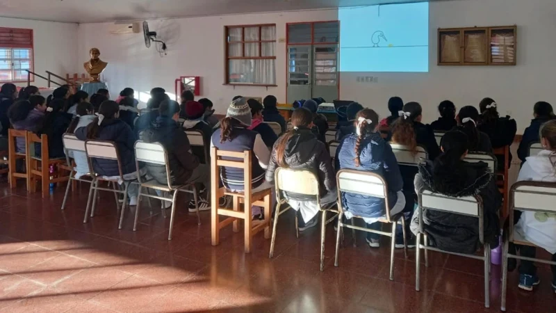 Alumnos de la Escuela 8 de candelaria en la charla sobre adicciones y juego de apuestas.