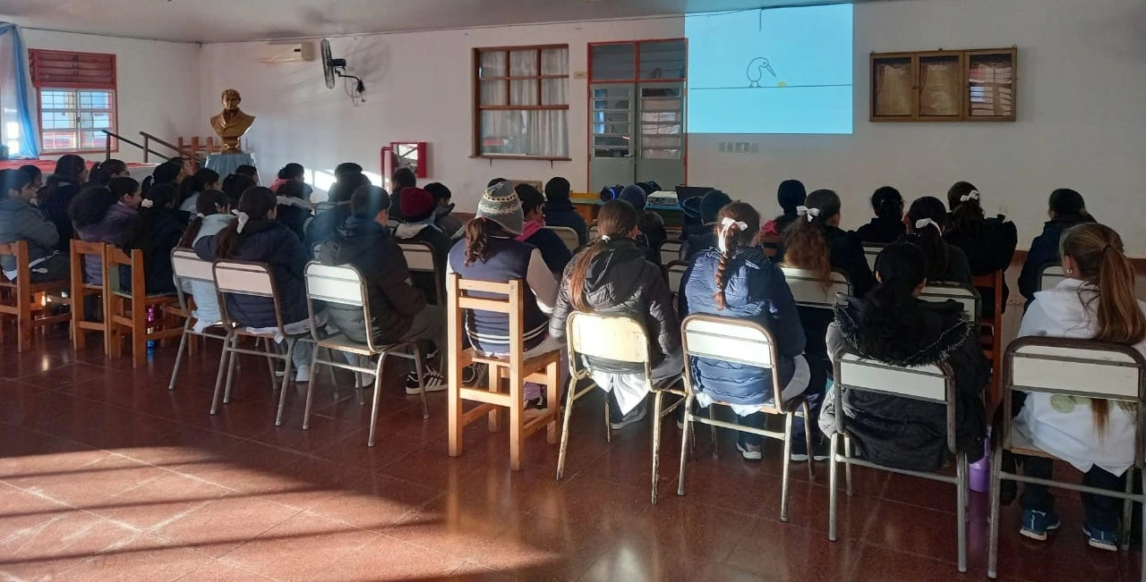 Alumnos de la Escuela 8 de candelaria en la charla sobre adicciones y juego de apuestas.
