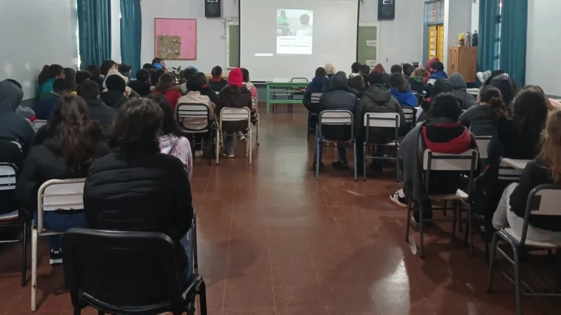 Alumnos de la EFA San Vicente De Paul, durante la charla sobre juego de apuestas y el mito del dinero fácil, con Juego Responsable.