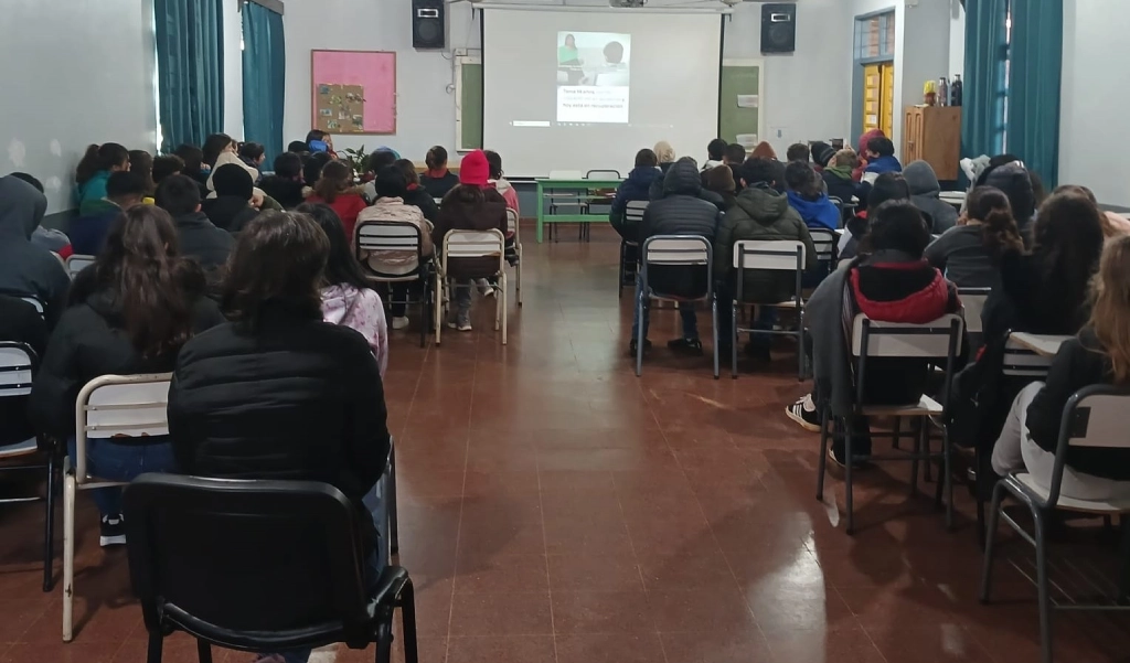 Alumnos de la EFA San Vicente De Paul, durante la charla sobre juego de apuestas y el mito del dinero fácil, con Juego Responsable.