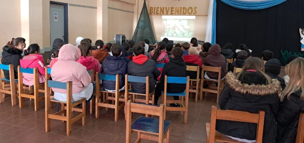 Alumnos de la Escuela 207 durante la charla de prevención sobre juego de apuestas.