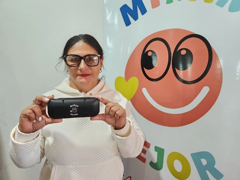 Joven vecina de Bonpland luce sus nuevos lentes entregados por Mirar Mejor.