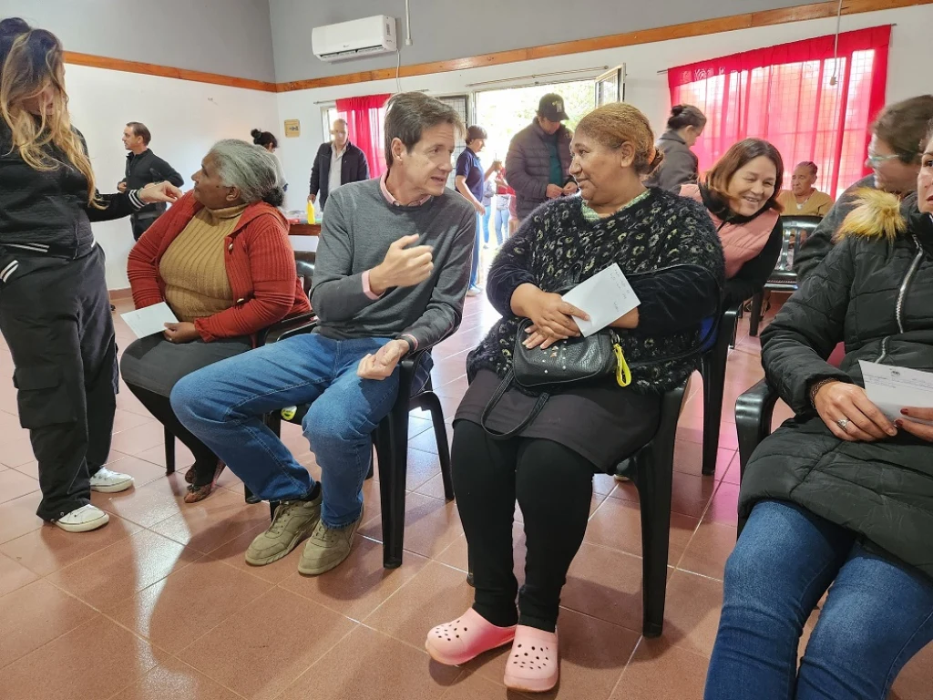 Héctor Decut charla con algunas vecinas mientras esperan a ser atendidas.