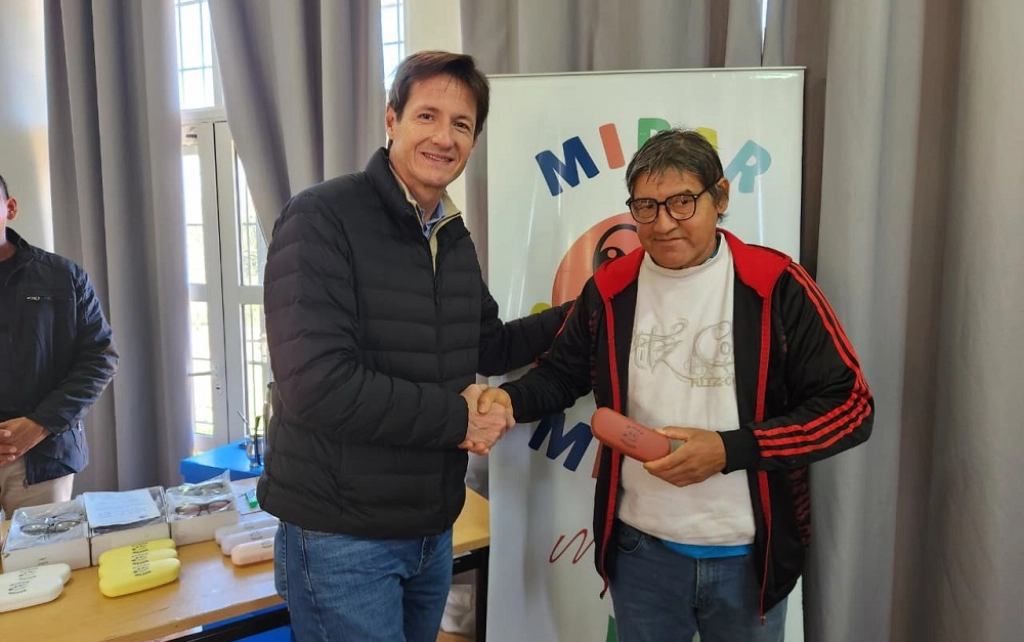 Vecino de Caraguatay luce sonriente sus nuevos lentes junto a Héctor Decut.