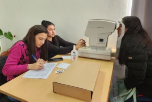 Una joven recibe control de la vista con autorefractómetro. Mirar Mejor - Caraguatay.