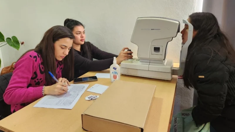 Una joven recibe control de la vista con autorefractómetro. Mirar Mejor - Caraguatay.