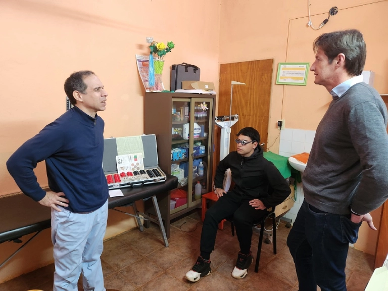 Héctor Decur charla con un oftalmólogo del programa Mirar Mejor, en San José.