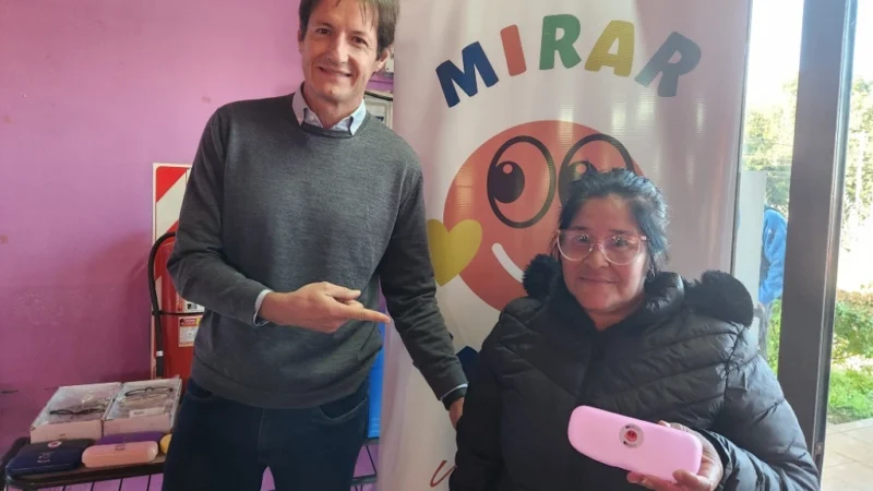 Vecina de San José luce sonriente sus lentes de Mirar Mejor junto a Héctor Decut.