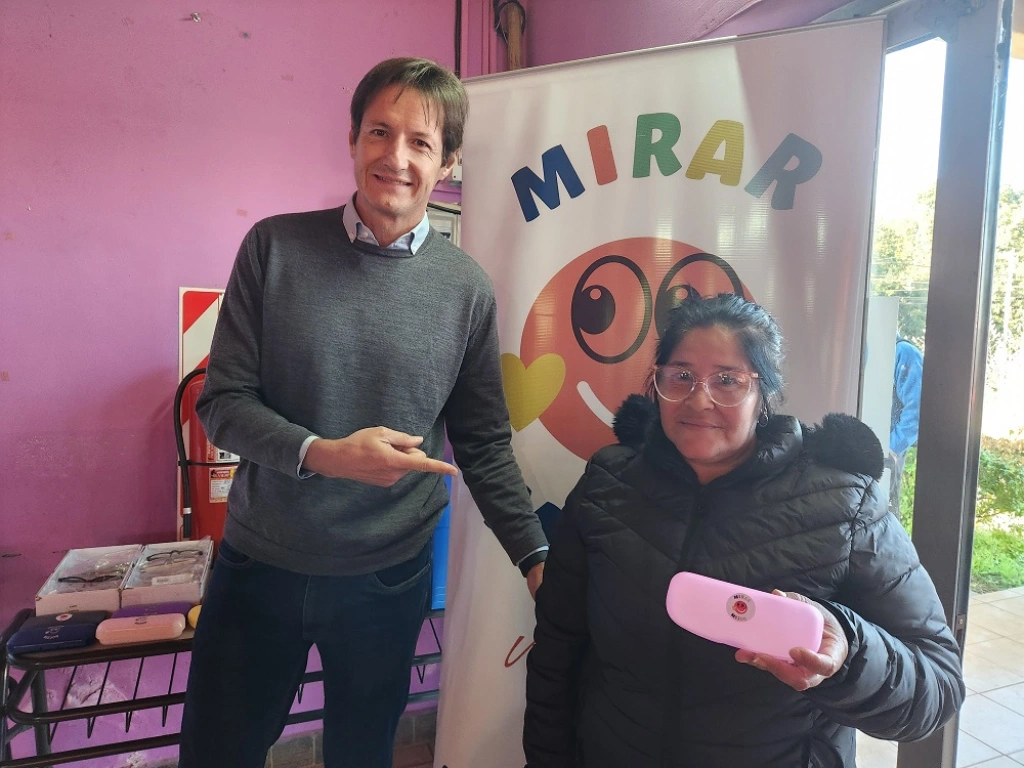 Vecina de San José luce sonriente sus lentes de Mirar Mejor junto a Héctor Decut.