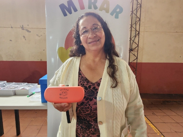 Vecina de Santa María luce sonriente sus nuevos anteojos.