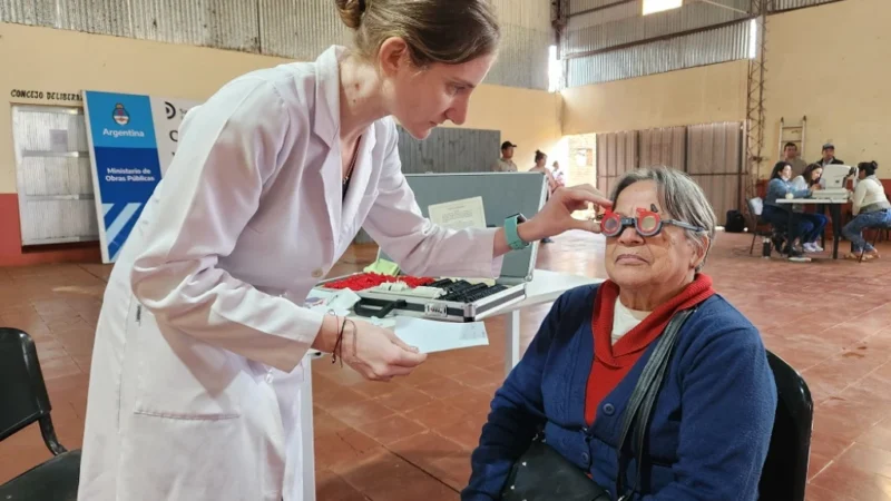Oftalmóloga controla la vista de una señora mayor. Mirar Mejor - Santa María.