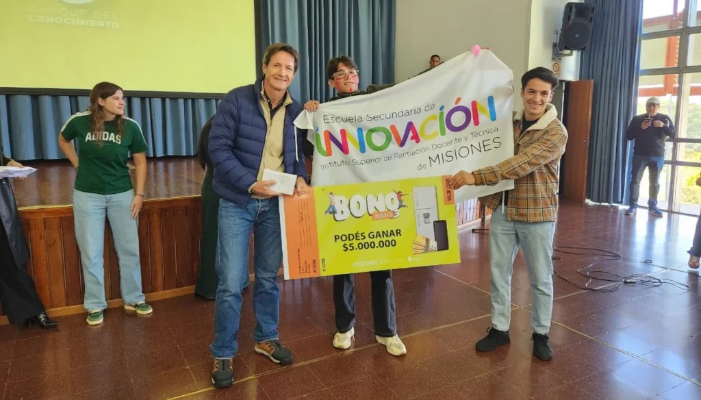 Héctor Decut junto a Estudiantes de la Escuela Secundaria de Innovación durante el lanzamiento.