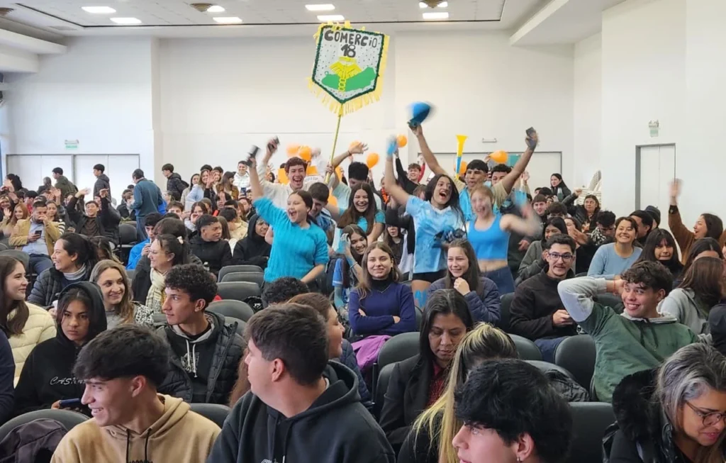 Hinchada de alumnos de la Escuela de Comercio 18 durante el lanzamiento del Bono Estudiantil 3.