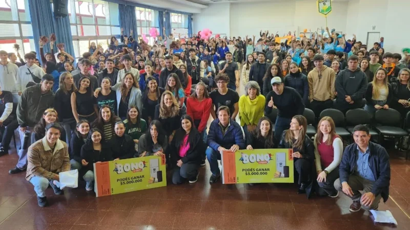 Héctor Decut, autoridades y estudiantes de distintas escuelas. Foto grupal - Lanzamiento Bono Estudiantil 3.