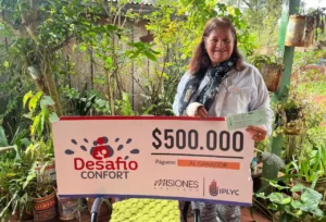 Yolanda sonríe con su cheque del premio de Desafío Confort.