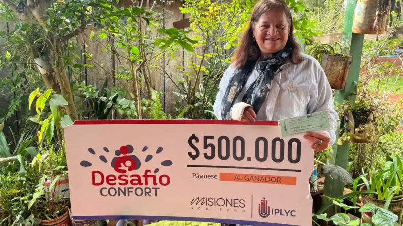Yolanda sonríe con su cheque del premio de Desafío Confort.