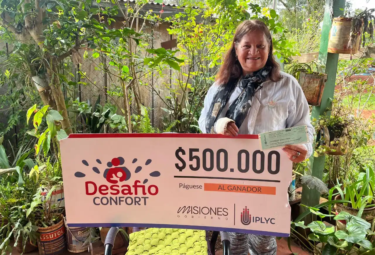 Yolanda sonríe con su cheque del premio de Desafío Confort.