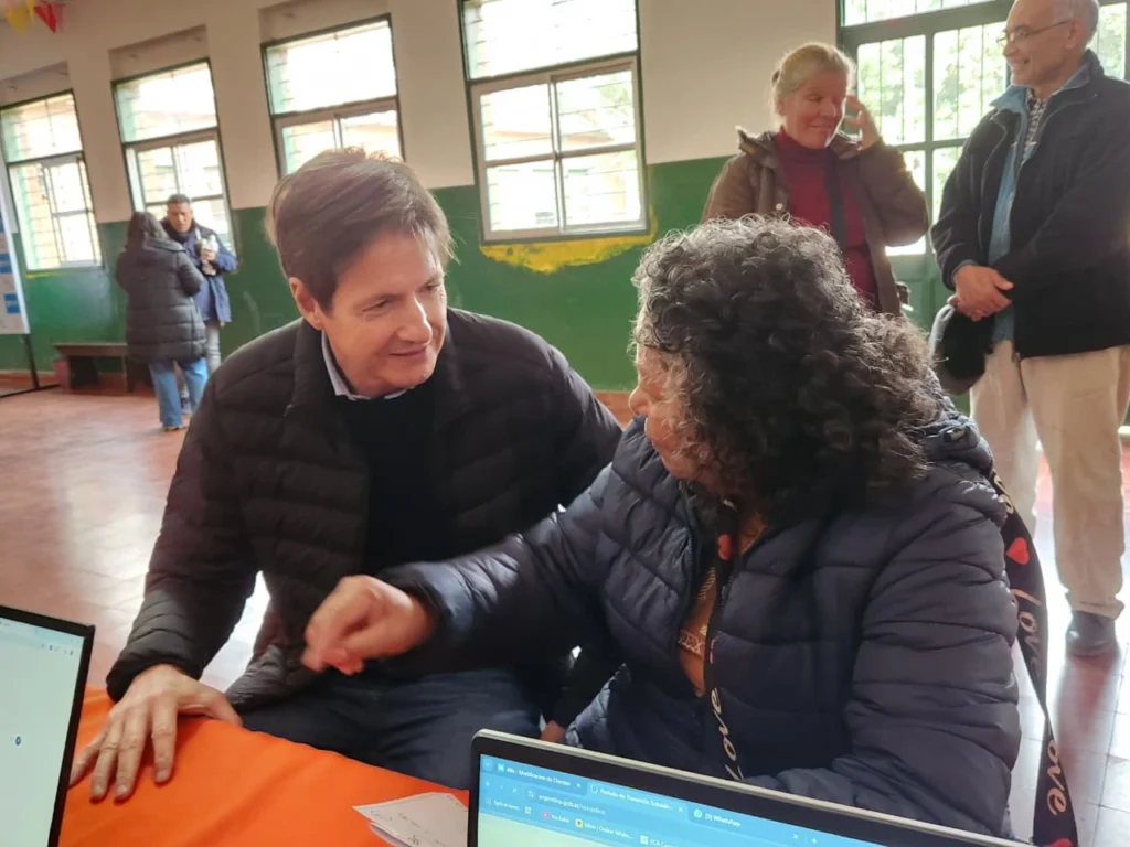 Héctor Decut charla con una vecina durante el operativo.