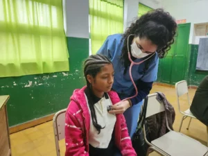 Médica realiza control pediátrico a una niña. Operativo Estamos con Vos en San Javier.