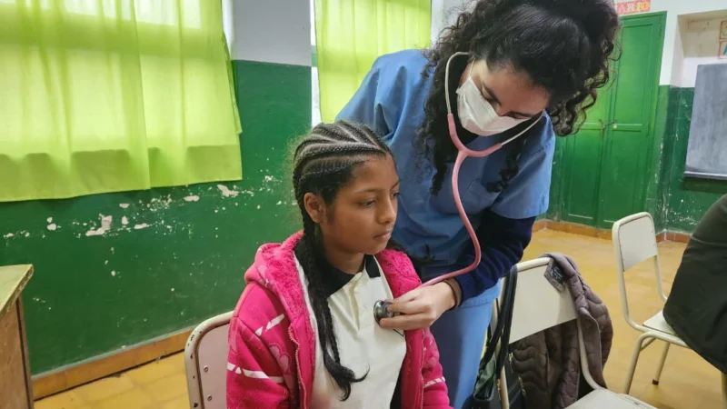 Médica realiza control pediátrico a una niña. Operativo Estamos con Vos en San Javier.