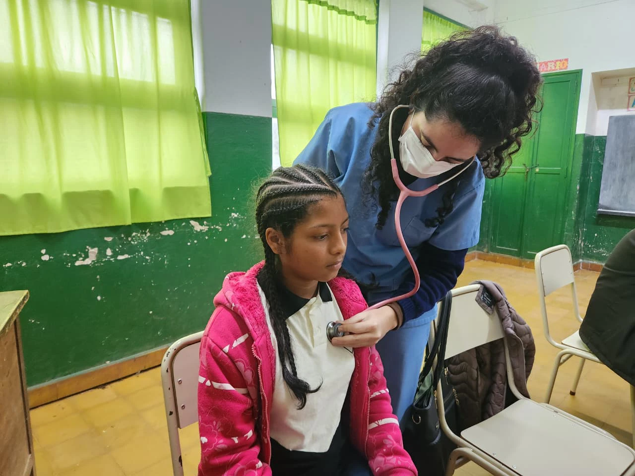 Médica realiza control pediátrico a una niña. Operativo Estamos con Vos en San Javier.