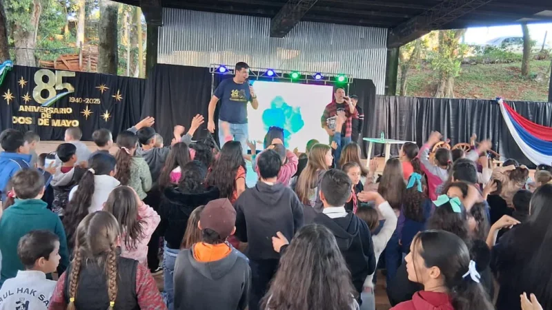 Gurises Felices sobr el escenario en el aniversario de Dos De Mayo.