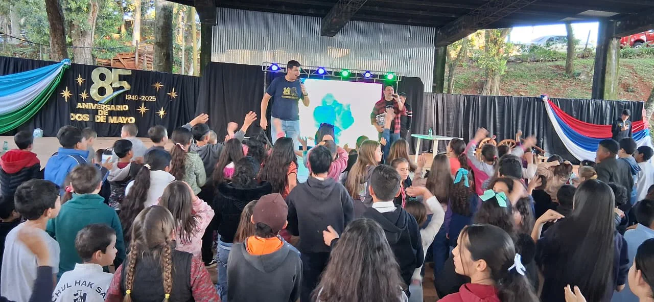Gurises Felices sobr el escenario en el aniversario de Dos De Mayo.