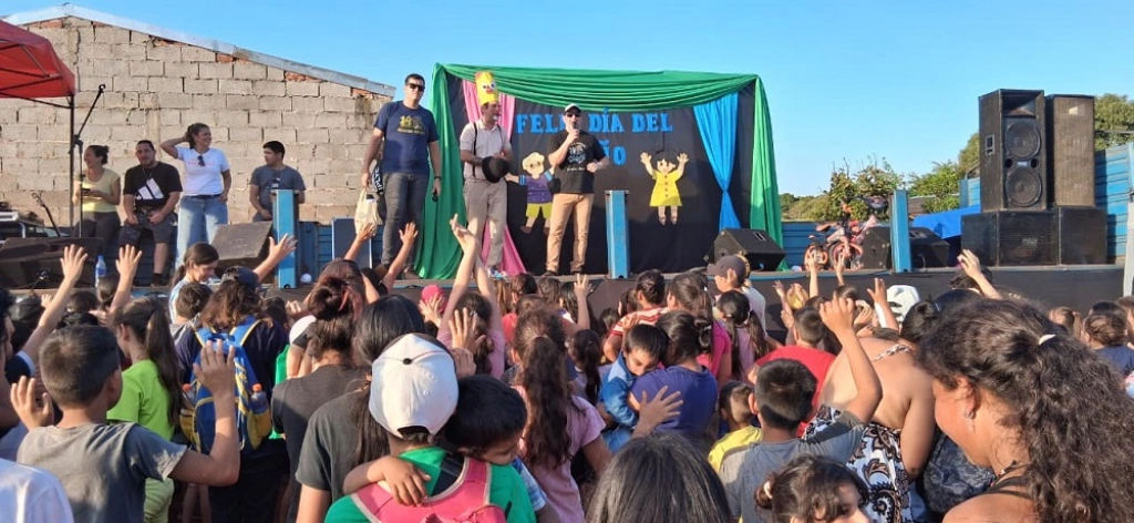 Gurises Felices sobre el escenario a pura alegría y diversión frente a los niños y padres en General Alvear.