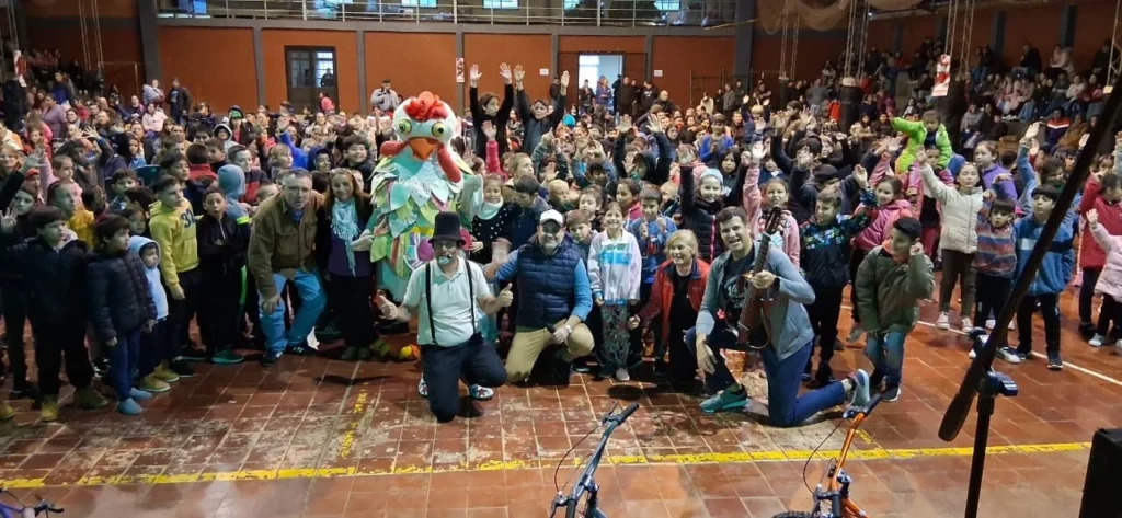Equipo de Gurises Felices con los niños de Colonia Alberdi.