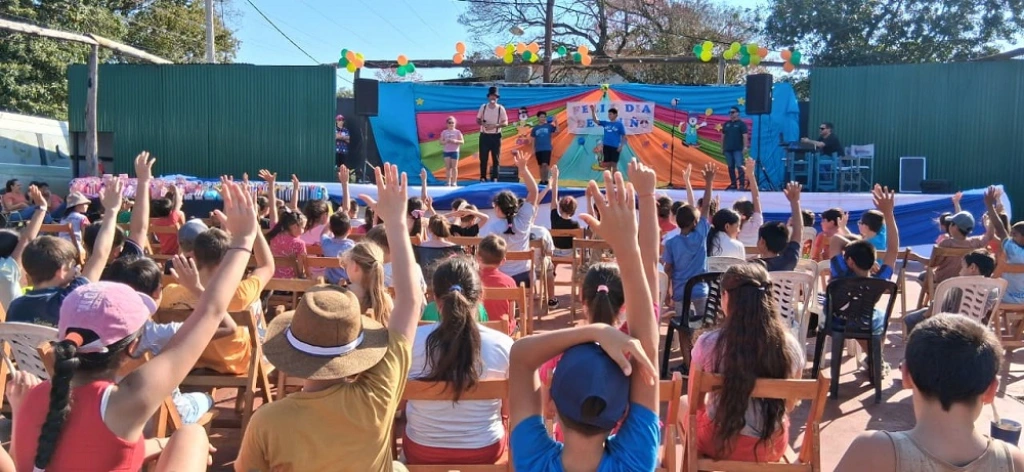 Multitud de niños festejan el show de Gurises en Fachinal.