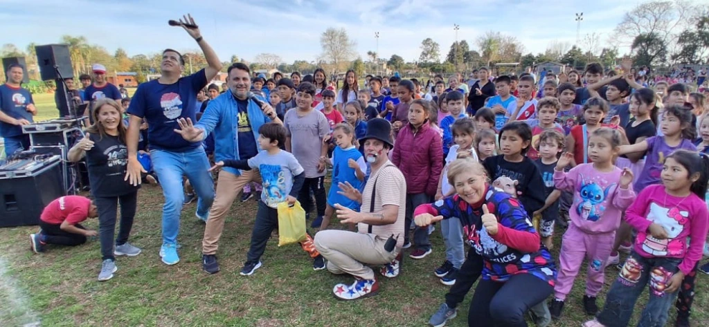 Foto grupal del equipo de Gurises Felices y multitud de niños en Loreto.