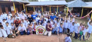 Gurises con los niños de Piecitos Colorados en Mado. También visitó Fachinal y Colonia Alberdi.