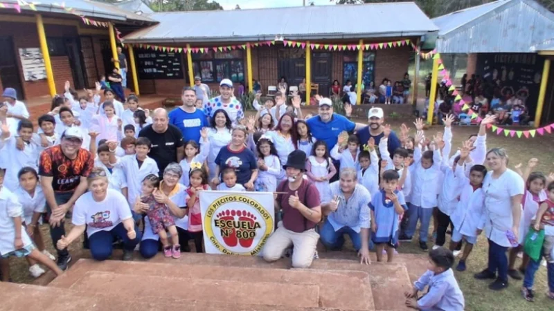 Gurises con los niños de Piecitos Colorados en Mado. También visitó Fachinal y Colonia Alberdi.
