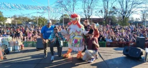 Gallina Turuleca y el equipo de Gurises Felices junto a multitud de niños en la celebración en San Vicente.