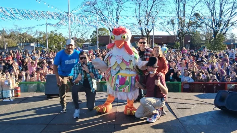 Gallina Turuleca y el equipo de Gurises Felices junto a multitud de niños en la celebración en San Vicente.