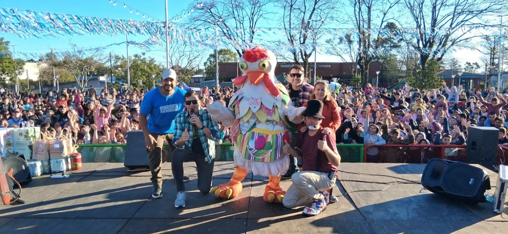 Gallina Turuleca y el equipo de Gurises Felices junto a multitud de niños en la celebración en San Vicente.