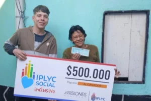 Ramona sonríe feliz con su cheque del Inclusivo. Destinará el dinero para sus medicamentos.