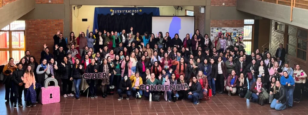 Foto grupal de los participantes de la capacitación docente.